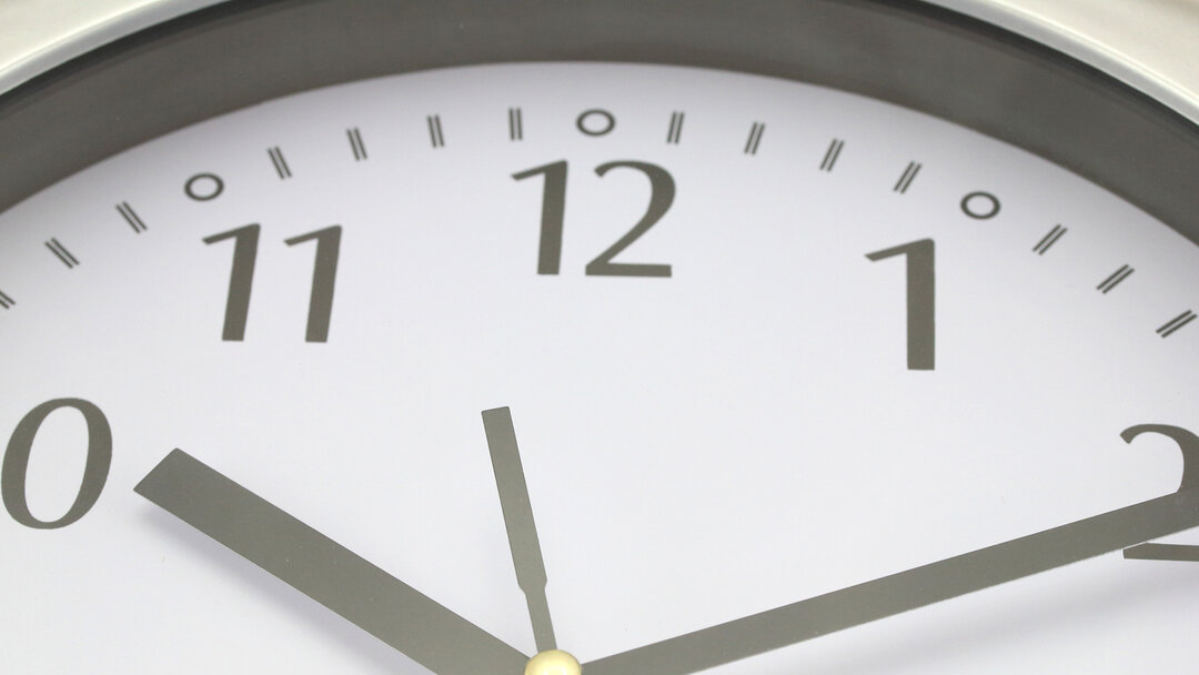 Wanduhr Idego