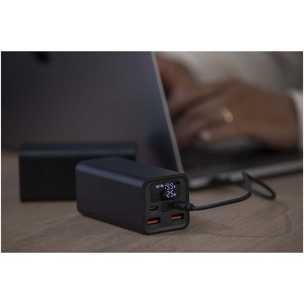 70 W 20.000 mAh Laptop Powerbank aus recyceltem Aluminium - Ferin