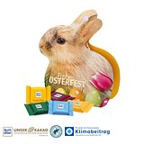 Werbe-Hase mit Ritter SPORT Schokotäfelchen auf Graspapier