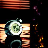 Wasserkraft-betriebene Tischuhr Mari