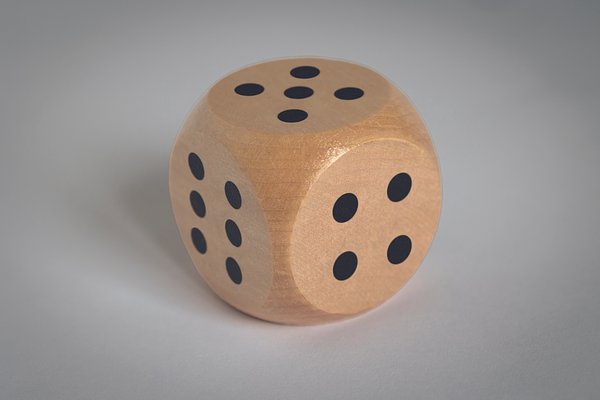 Spielwürfel Schima-Holz Ø 5cm Emmarlin