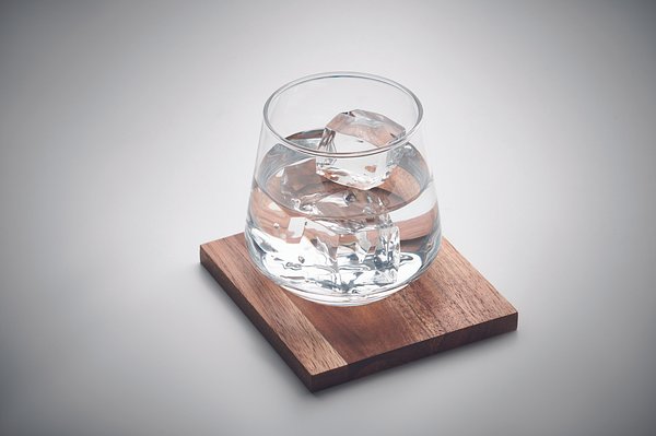 Glas mit Untersetzer Durica