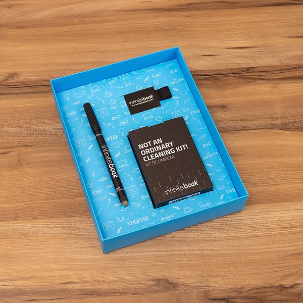 Set bestehend aus einem Infinitebook mit Hardcover, einem Reinigungsset, einem Marker und einem Halter für Kugelschreiber Paunicona