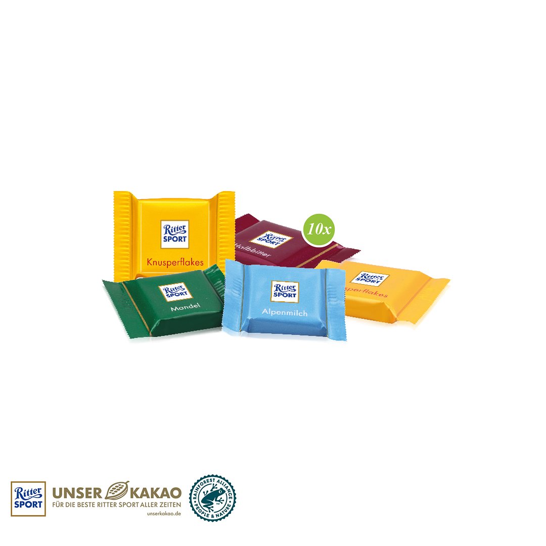 Werbe-Hase mit Ritter SPORT Schokotäfelchen auf Graspapier