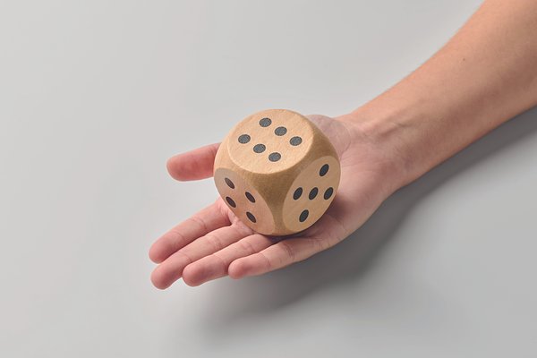 Spielwürfel Schima-Holz Ø 5cm Emmarlin