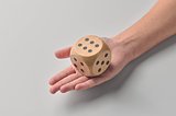 Spielwürfel Schima-Holz Ø 5cm Emmarlin