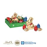 Osternest mit Schokolade von Lindt auf Graspapier