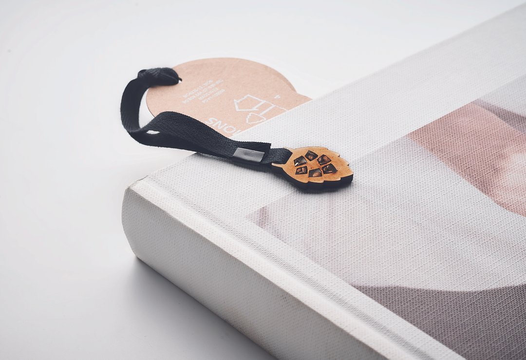 Lesezeichen Kiefersamen Gili