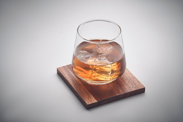 Glas mit Untersetzer Durica