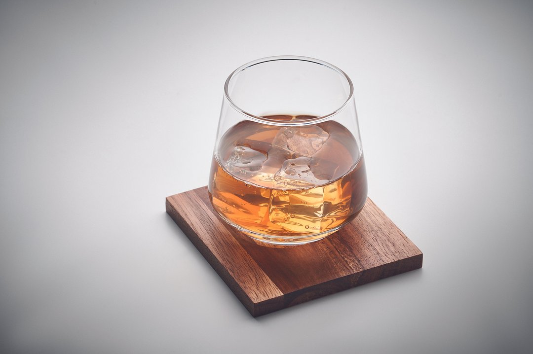 Glas mit Untersetzer Durica