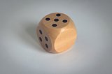 Spielwürfel Schima-Holz Ø 5cm Emmarlin