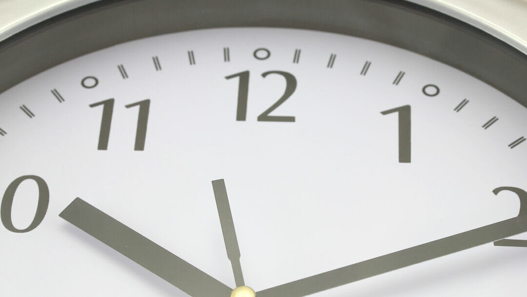 Wanduhr Idego