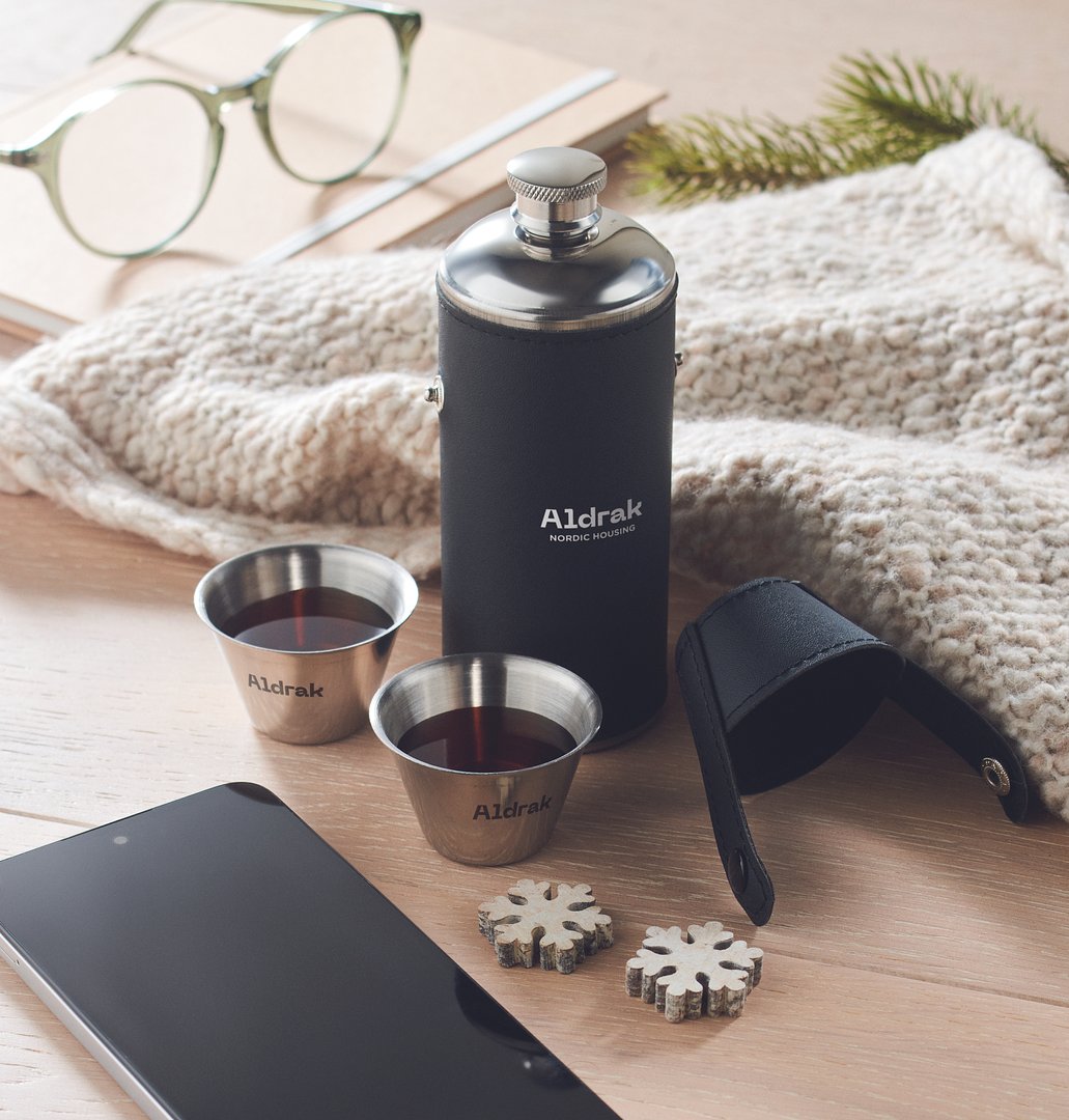 Flasche mit Schnapsbechern Dold
