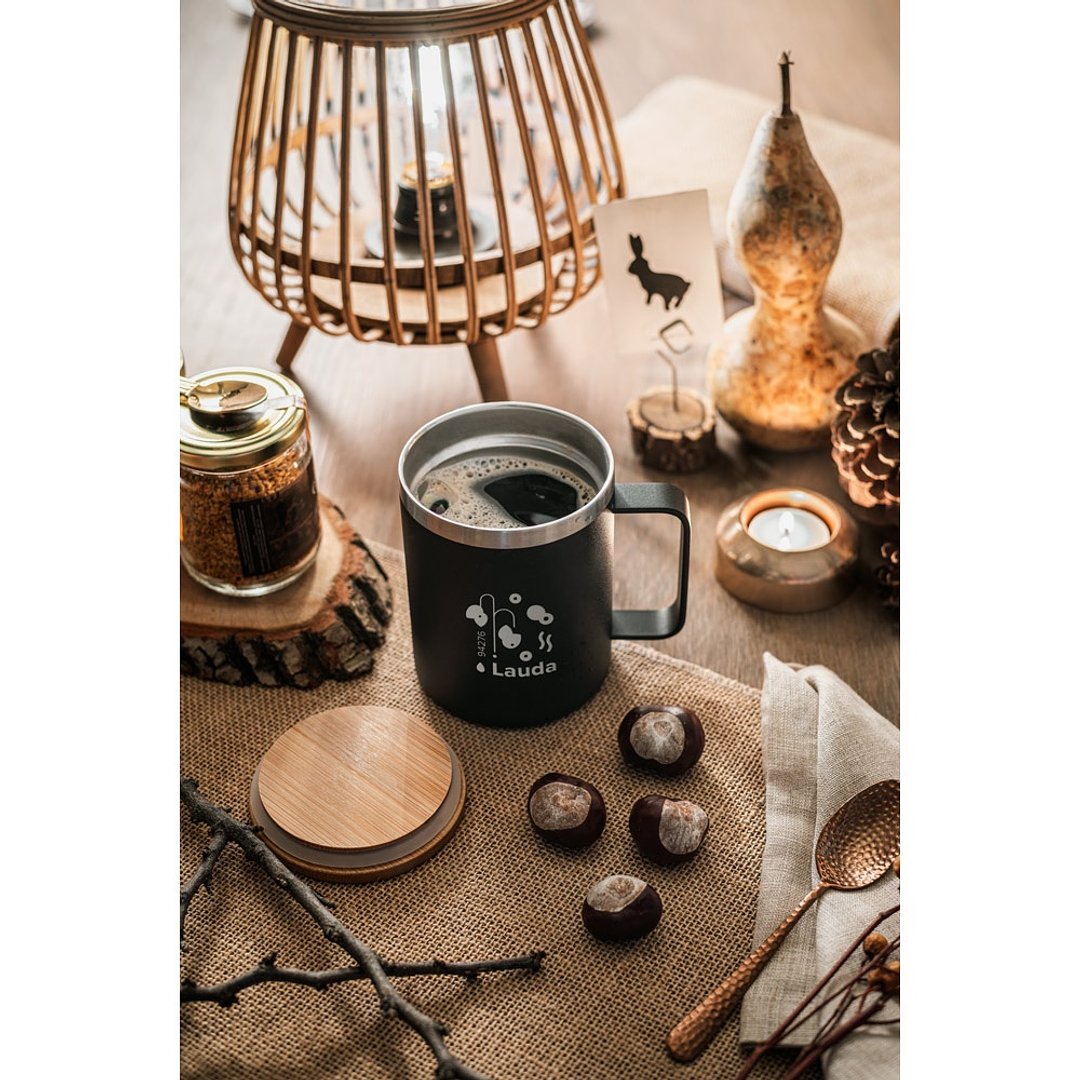 Becher aus 90% recyceltem Edelstahl mit Bambusdeckel Ylandri