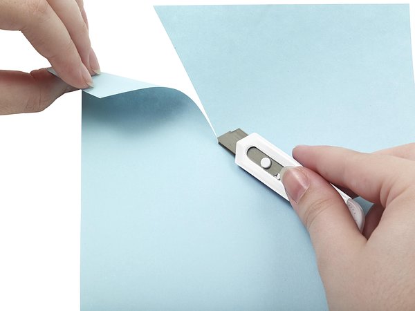 Kleines Cuttermesser aus Kunststoff Rettanrg