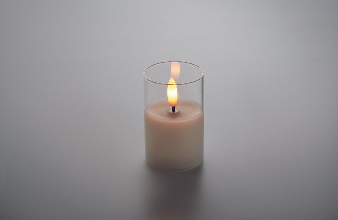 LED-Wachskerze im Glashalter Luonneta