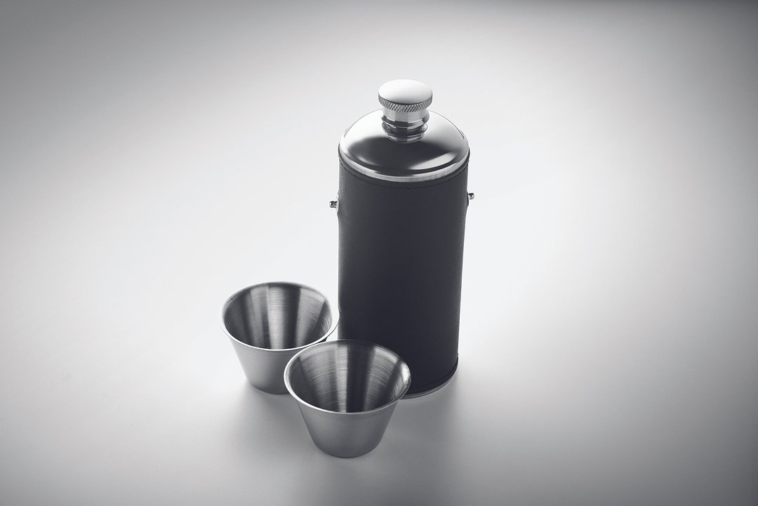 Flasche mit Schnapsbechern Dold