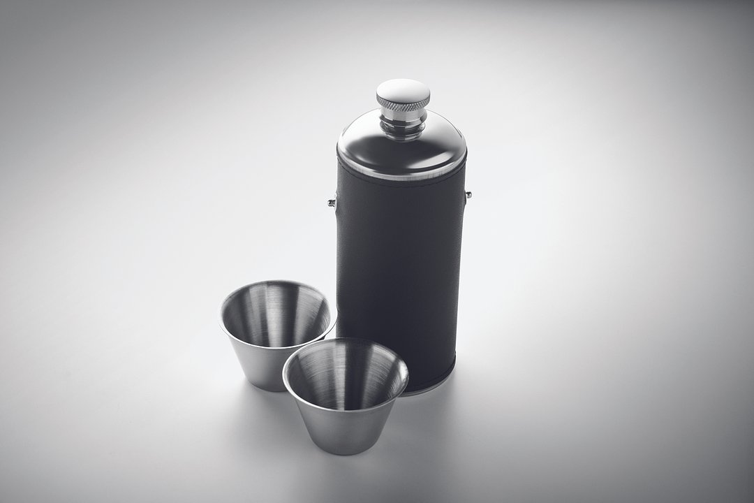 Flasche mit Schnapsbechern Dold